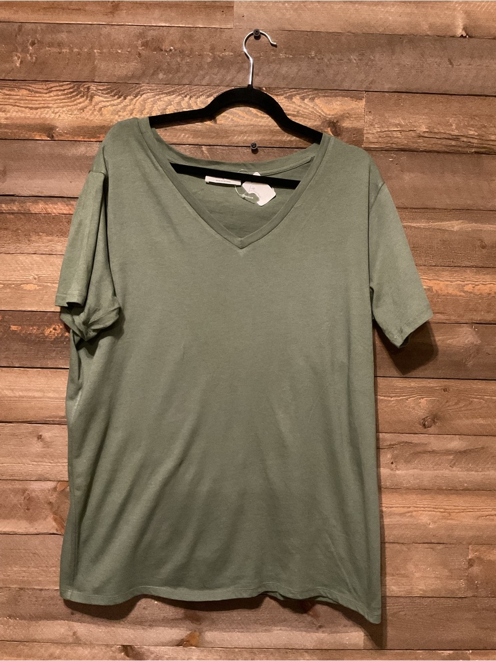 Zenana V-Neck Olive Green Short Sleeve T-Shirt Women’s Size Large NWT